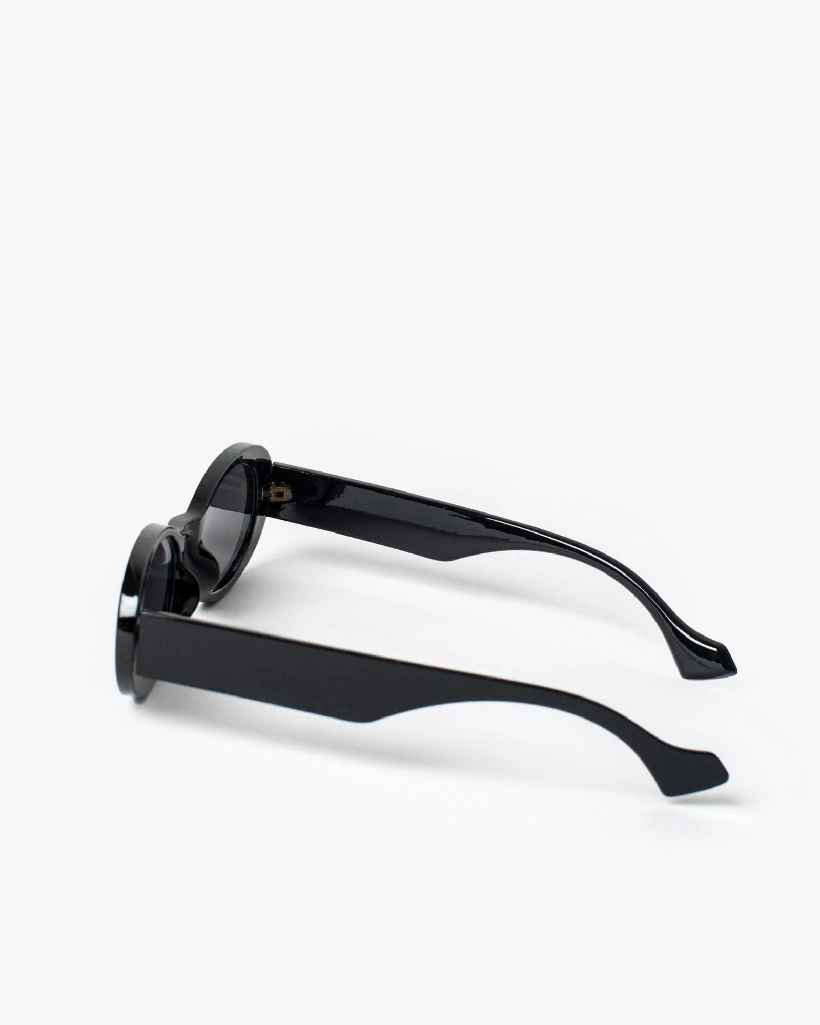 Black Oval Plain Sunglasses - Image 3