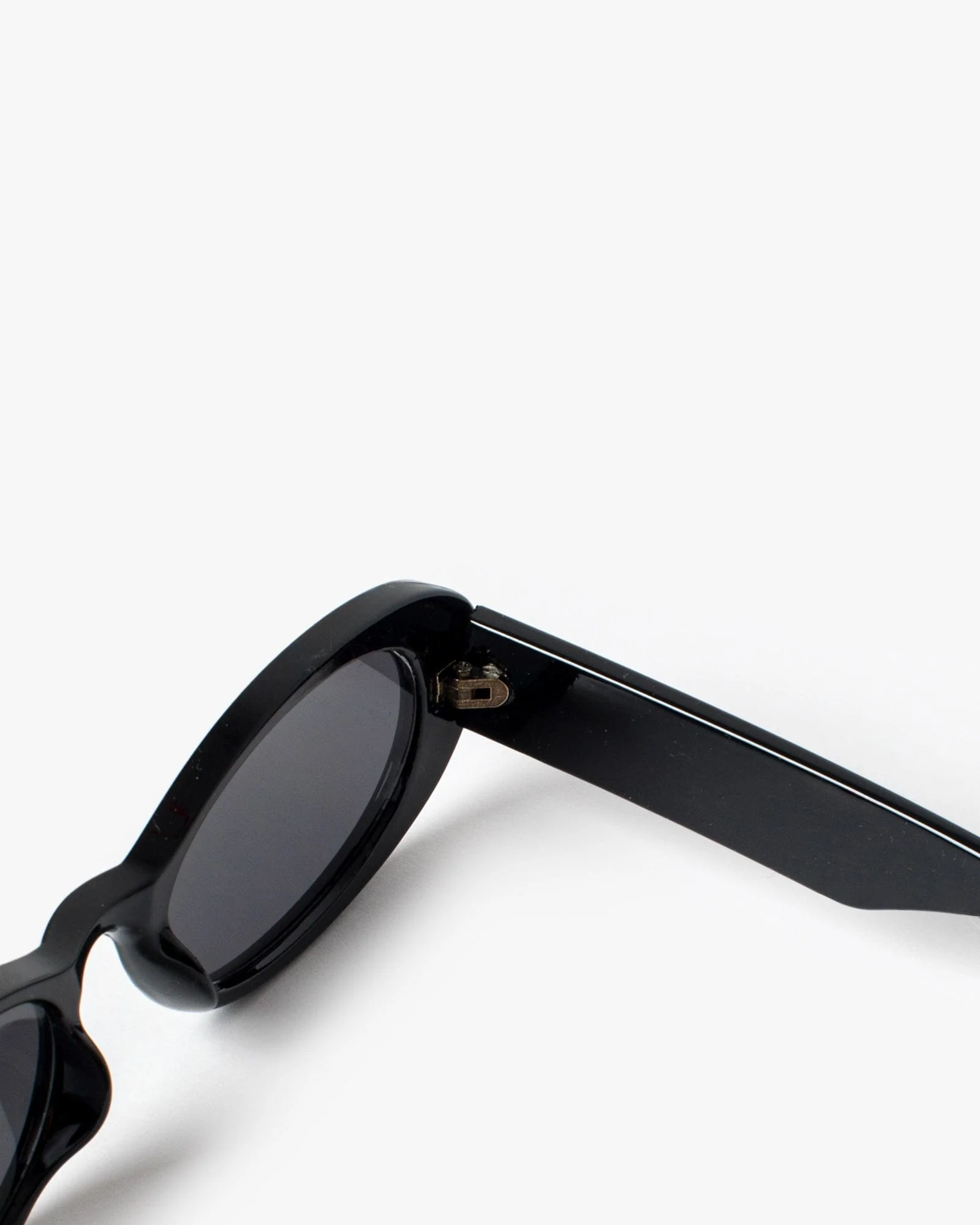 Black Oval Plain Sunglasses - Image 4