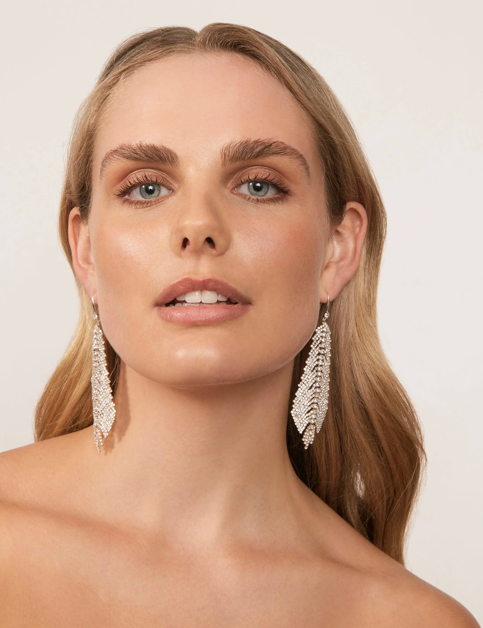 FEATHER STONE STATEMENT EARRING - Image 5